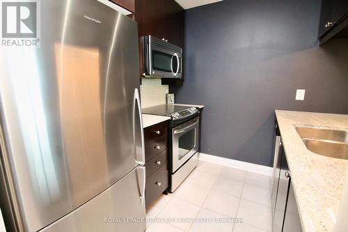 810 - 1055 Southdown Road, Mississauga, ON - Indoor Photo Showing Kitchen With Stainless Steel Kitchen With Double Sink