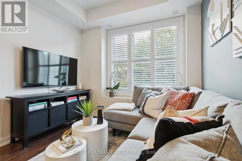 422 - 8 Drummond Street, Toronto, ON - Indoor Photo Showing Living Room