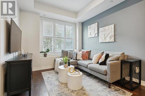 422 - 8 Drummond Street, Toronto, ON - Indoor Photo Showing Living Room