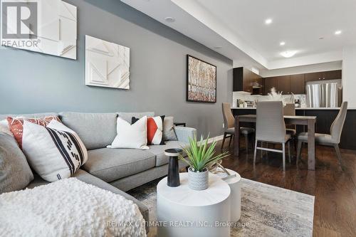 422 - 8 Drummond Street, Toronto, ON - Indoor Photo Showing Living Room