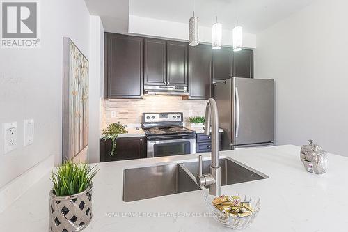 22 - 2435 Greenwich Drive, Oakville, ON - Indoor Photo Showing Kitchen With Double Sink With Upgraded Kitchen