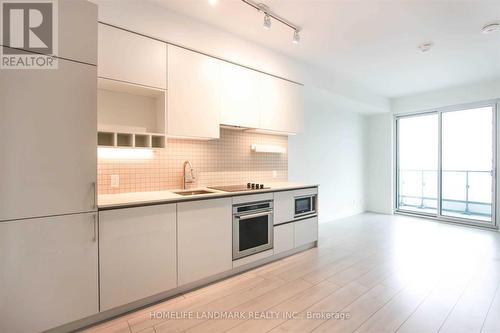 5011 - 950 Portage Parkway, Vaughan, ON - Indoor Photo Showing Kitchen