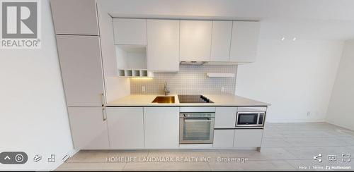 5011 - 950 Portage Parkway, Vaughan, ON - Indoor Photo Showing Kitchen