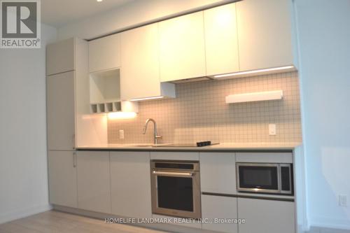 5011 - 950 Portage Parkway, Vaughan, ON - Indoor Photo Showing Kitchen