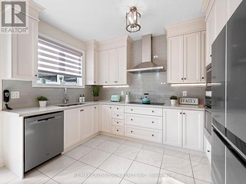 114 Mcdonnell Crescent, Bradford West Gwillimbury, ON - Indoor Photo Showing Kitchen With Upgraded Kitchen