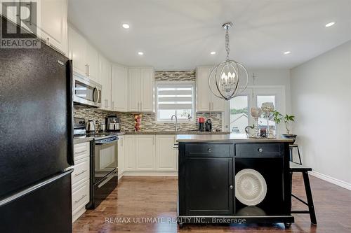 158 Hanmer Street E, Barrie, ON - Indoor Photo Showing Kitchen With Upgraded Kitchen