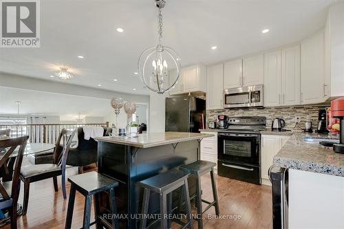 158 Hanmer Street E, Barrie, ON - Indoor Photo Showing Kitchen With Upgraded Kitchen