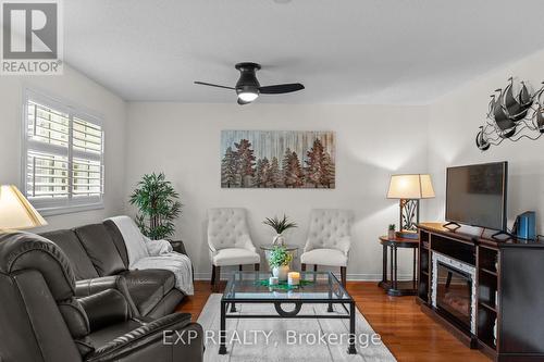 7 - 318 Little Avenue, Barrie, ON - Indoor Photo Showing Living Room