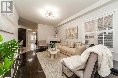 35 Crossbrooks Street, Markham, ON - Indoor Photo Showing Living Room