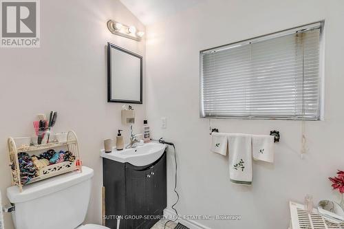 2102 Victoria Street E, Innisfil, ON - Indoor Photo Showing Bathroom