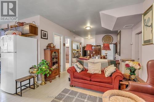 2102 Victoria Street E, Innisfil, ON - Indoor Photo Showing Living Room