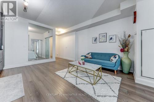 1711 - 318 Richmond Street W, Toronto, ON - Indoor Photo Showing Living Room