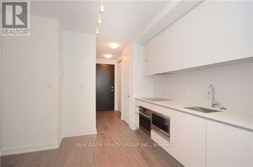 218 - 377 Madison Avenue, Toronto, ON - Indoor Photo Showing Kitchen