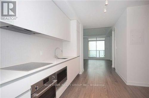 218 - 377 Madison Avenue, Toronto, ON - Indoor Photo Showing Kitchen