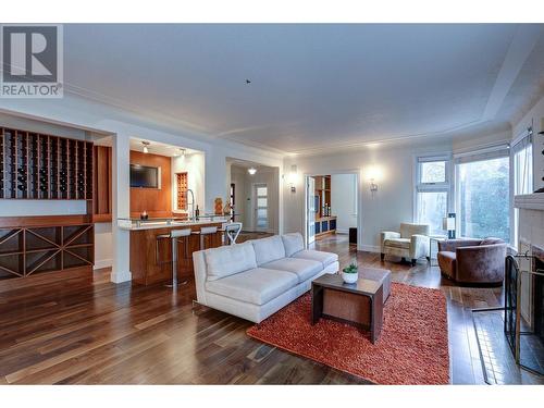 2094 Abbott Street, Kelowna, BC - Indoor Photo Showing Living Room