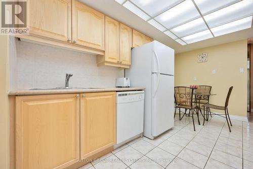 1708 - 131 Torresdale Avenue, Toronto, ON - Indoor Photo Showing Kitchen