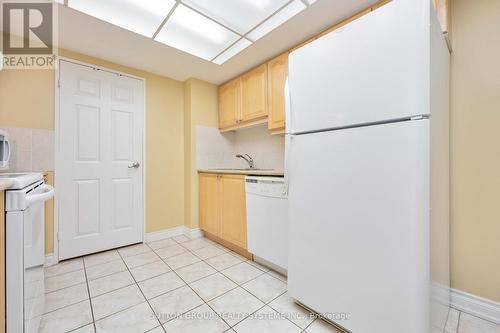 1708 - 131 Torresdale Avenue, Toronto, ON - Indoor Photo Showing Kitchen