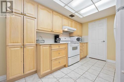 1708 - 131 Torresdale Avenue, Toronto, ON - Indoor Photo Showing Kitchen