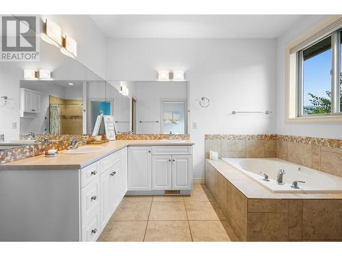 578 Arbor View Drive, Kelowna, BC - Indoor Photo Showing Bathroom