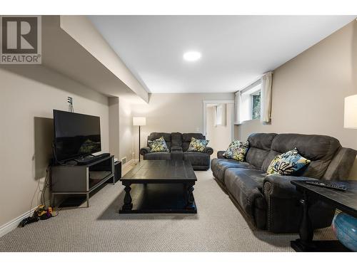 578 Arbor View Drive, Kelowna, BC - Indoor Photo Showing Living Room