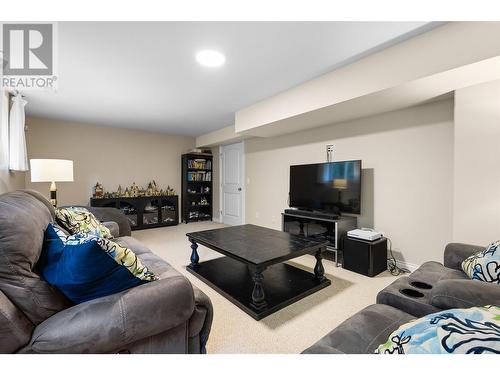 578 Arbor View Drive, Kelowna, BC - Indoor Photo Showing Living Room