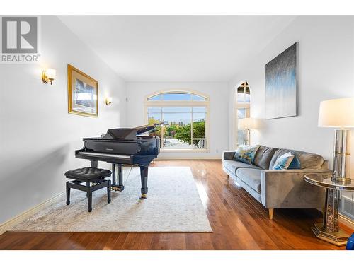 578 Arbor View Drive, Kelowna, BC - Indoor Photo Showing Living Room