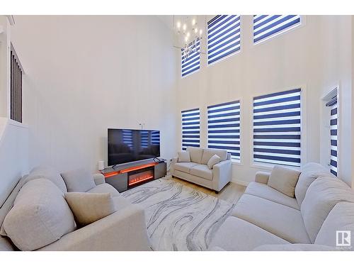 22614 99A Av Nw, Edmonton, AB - Indoor Photo Showing Living Room