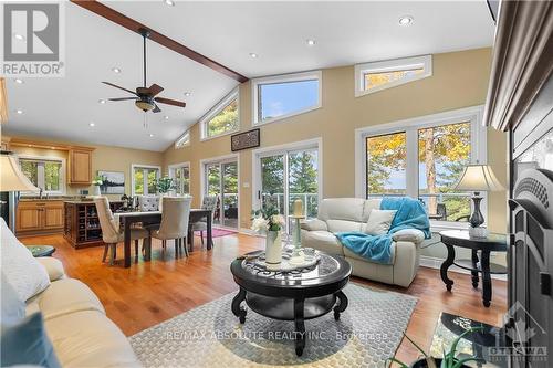 1096 Snye Road, Lanark Highlands, ON - Indoor Photo Showing Living Room