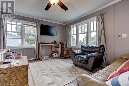 24 Mill Street, Tiverton, ON - Indoor Photo Showing Living Room