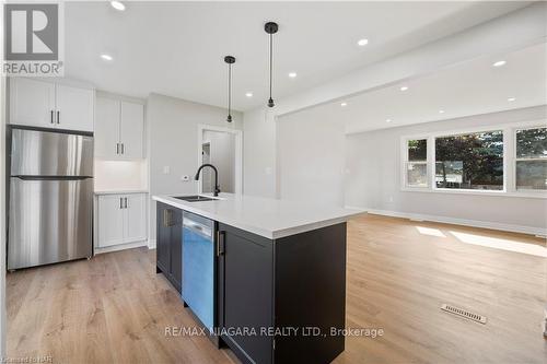 7310 Fern Avenue, Niagara Falls, ON - Indoor Photo Showing Kitchen With Upgraded Kitchen