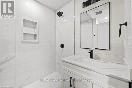 7310 Fern Avenue, Niagara Falls, ON - Indoor Photo Showing Bathroom