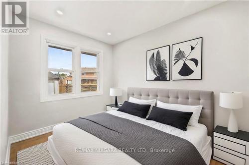 7310 Fern Avenue, Niagara Falls, ON - Indoor Photo Showing Bedroom