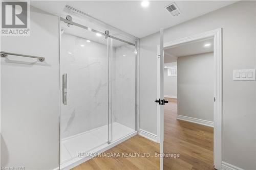 7310 Fern Avenue, Niagara Falls, ON - Indoor Photo Showing Bathroom