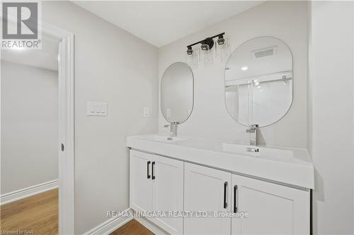 7310 Fern Avenue, Niagara Falls, ON - Indoor Photo Showing Bathroom