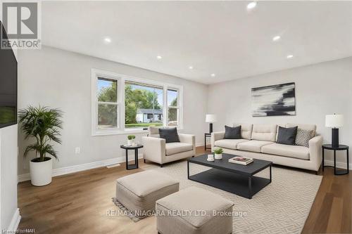 7310 Fern Avenue, Niagara Falls, ON - Indoor Photo Showing Living Room