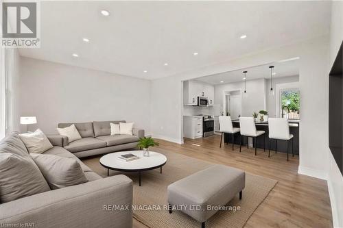 7310 Fern Avenue, Niagara Falls, ON - Indoor Photo Showing Living Room