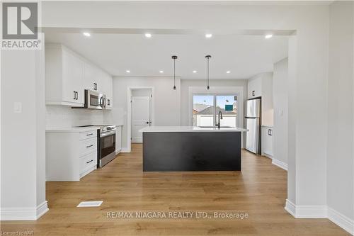 7310 Fern Avenue, Niagara Falls, ON - Indoor Photo Showing Kitchen With Upgraded Kitchen