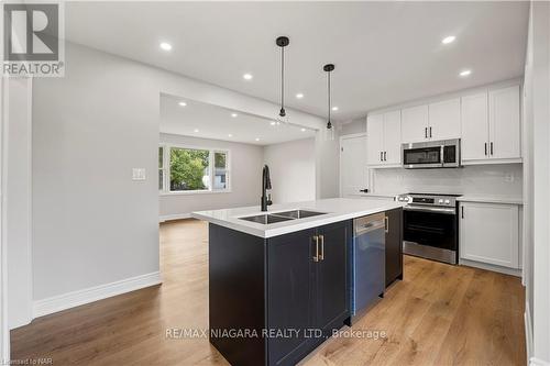 7310 Fern Avenue, Niagara Falls, ON - Indoor Photo Showing Kitchen With Double Sink With Upgraded Kitchen