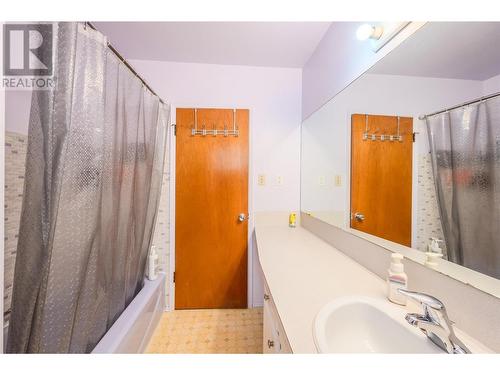 110 Woodlands Place, Penticton, BC - Indoor Photo Showing Bathroom