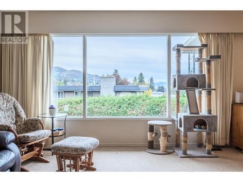 110 Woodlands Place, Penticton, BC - Indoor Photo Showing Living Room