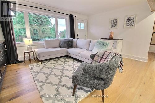 394 Lake Street, Grimsby, ON - Indoor Photo Showing Living Room