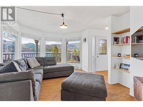 16639 Wentworth Road, Lake Country, BC - Indoor Photo Showing Living Room