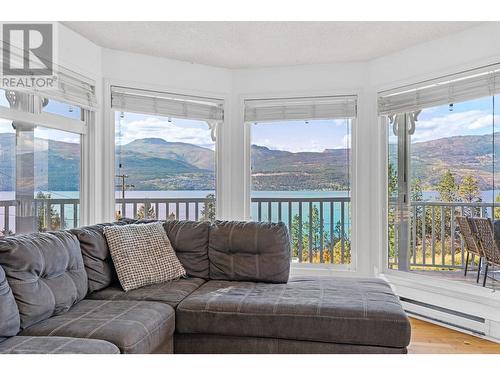 16639 Wentworth Road, Lake Country, BC - Indoor Photo Showing Living Room