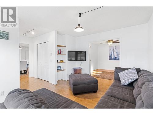 16639 Wentworth Road, Lake Country, BC - Indoor Photo Showing Living Room