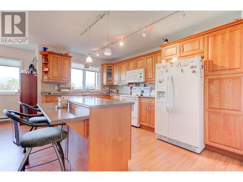 114-980 Glenwood Avenue, Kelowna, BC - Indoor Photo Showing Kitchen