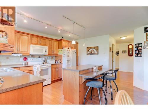 114-980 Glenwood Avenue, Kelowna, BC - Indoor Photo Showing Kitchen With Double Sink