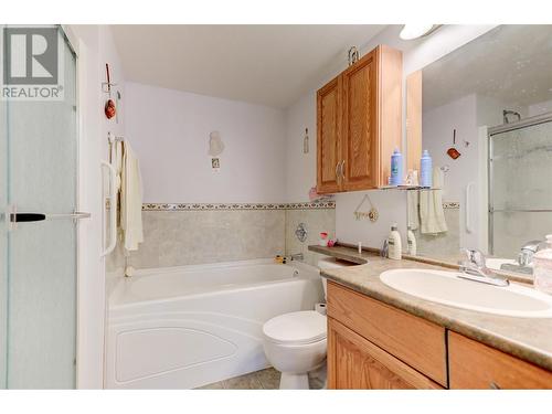 114-980 Glenwood Avenue, Kelowna, BC - Indoor Photo Showing Bathroom