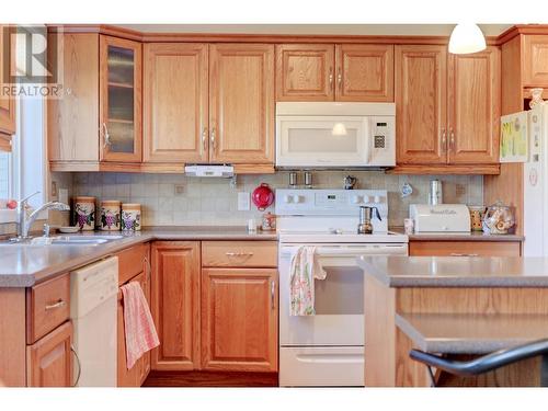 114-980 Glenwood Avenue, Kelowna, BC - Indoor Photo Showing Kitchen