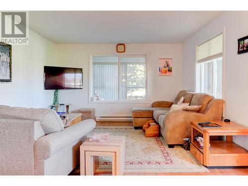 114-980 Glenwood Avenue, Kelowna, BC - Indoor Photo Showing Living Room