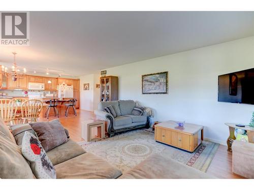 114-980 Glenwood Avenue, Kelowna, BC - Indoor Photo Showing Living Room